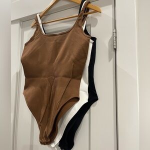 OQQ Ribbed Seamless Bodysuit 3-Pack Control Shapewear XXL Brown White Black